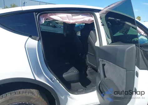 2024 Tesla Model Y z USA, uszkodzony, nr VIN 7SAYGDED6RF107721